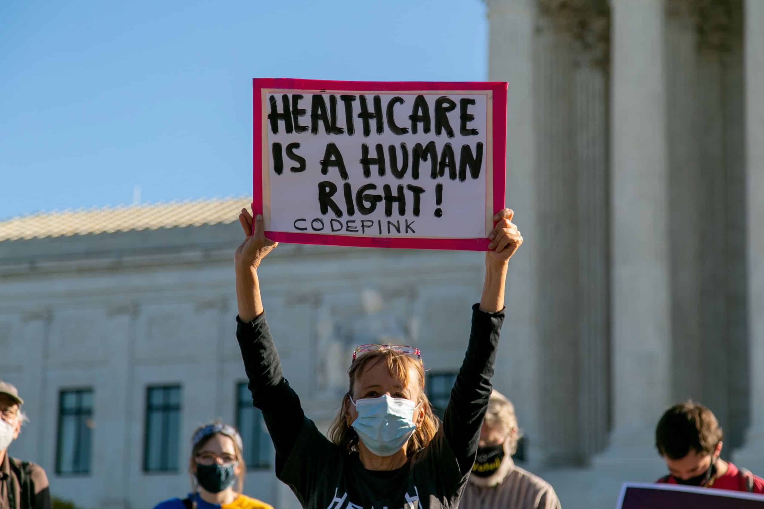 Manifestante con cartel de derecho a la salud