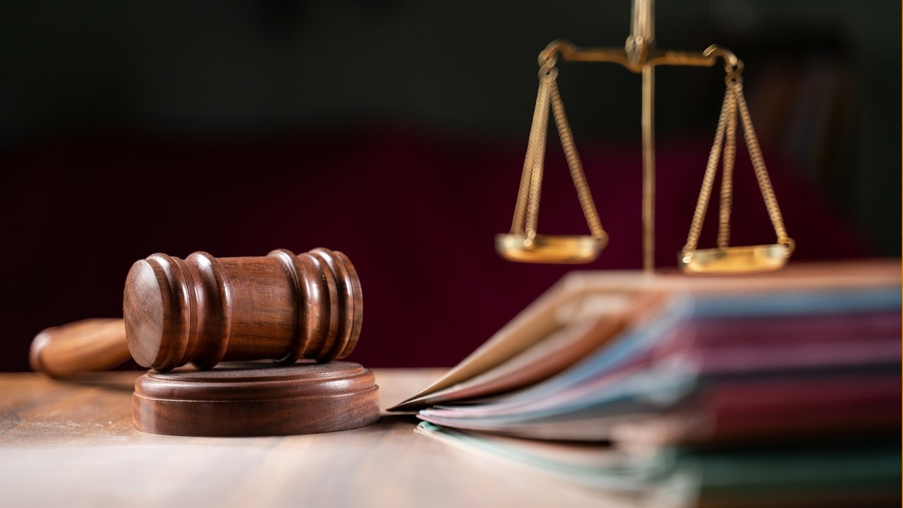 S&iacute;mbolos judiciales con martillo y balanza