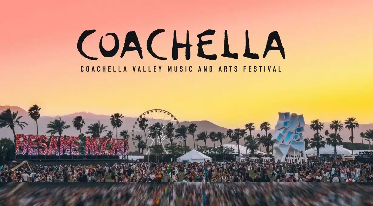 Escenario principal de Coachella con multitud