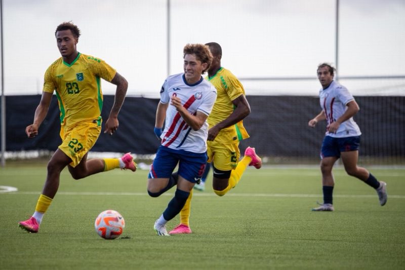 Jugadores en acción durante partido juvenil