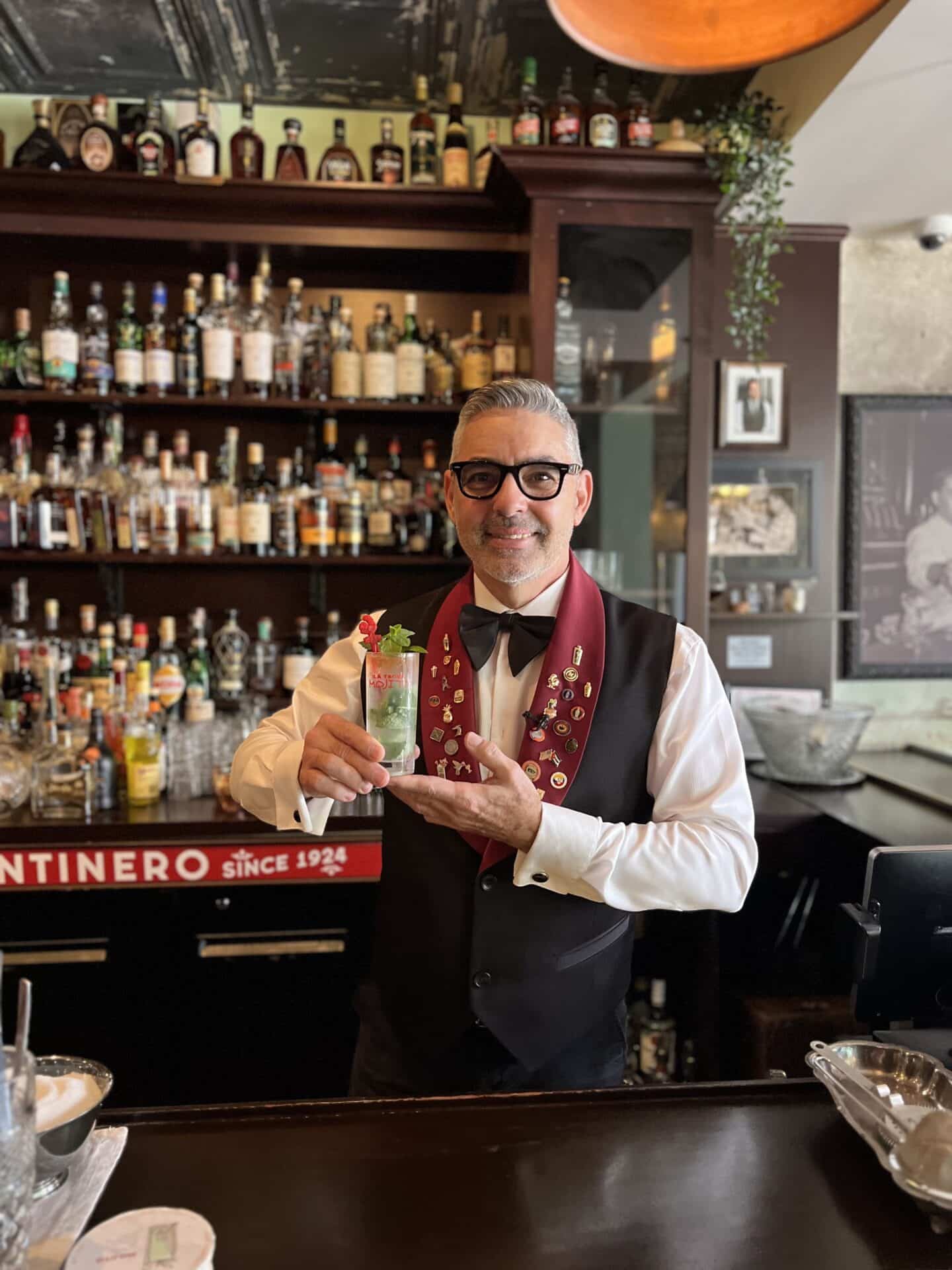 Bartender de Caf&eacute; La Trova preparando un mojito