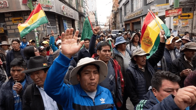 Manifestantes bolivianos con banderas en protesta
