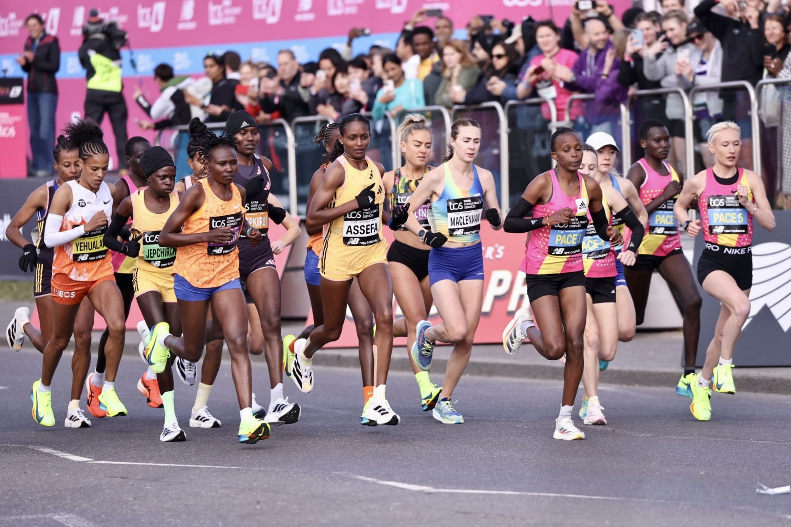 Sabastian Sawe celebrando su victoria en el Marat&oacute;n de Londres