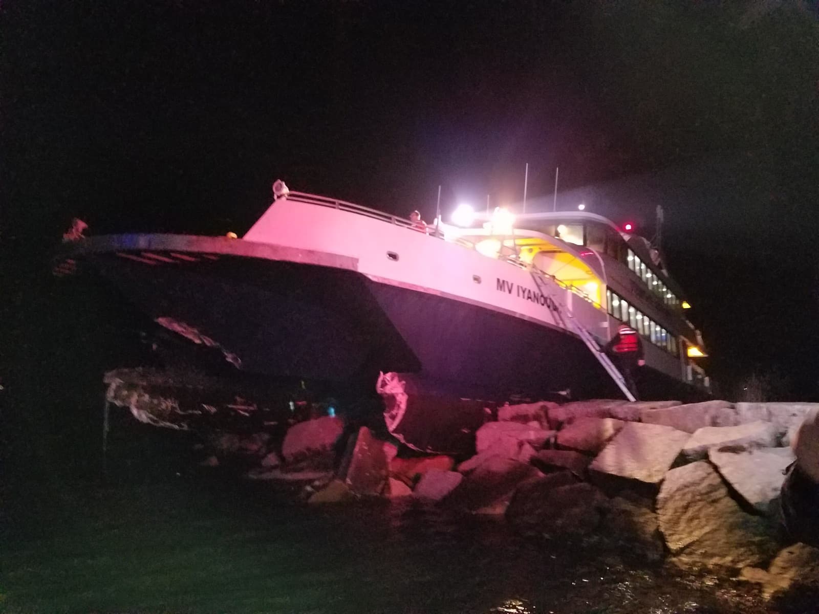 Ferry varado en banco de arena tras el impacto