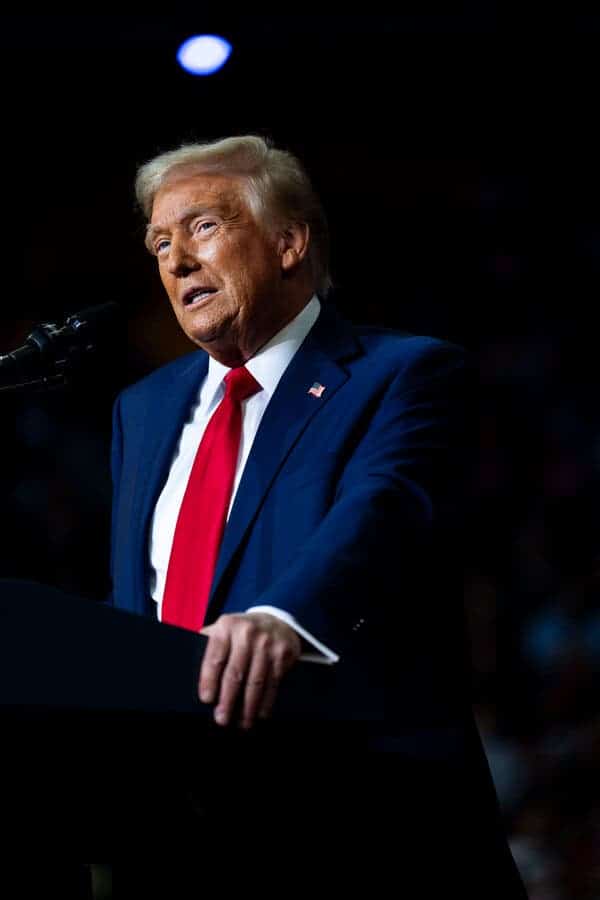 Trump en podio durante mitin