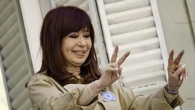 Cristina Kirchner haciendo se&ntilde;al de paz