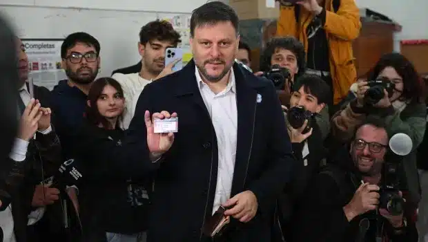 Leandro Santoro emitiendo su voto bajo atenci&oacute;n medi&aacute;tica