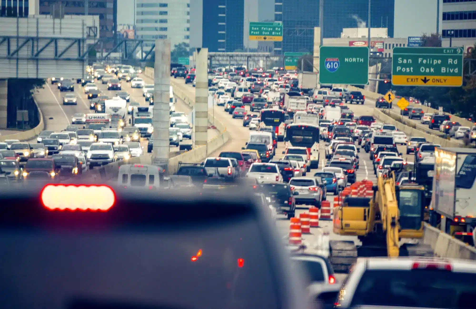 Congestión vehicular con obras de construcción en carretera