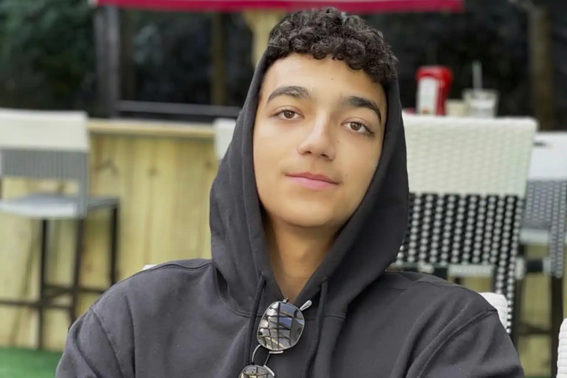 Edan Alexander con sudadera negra