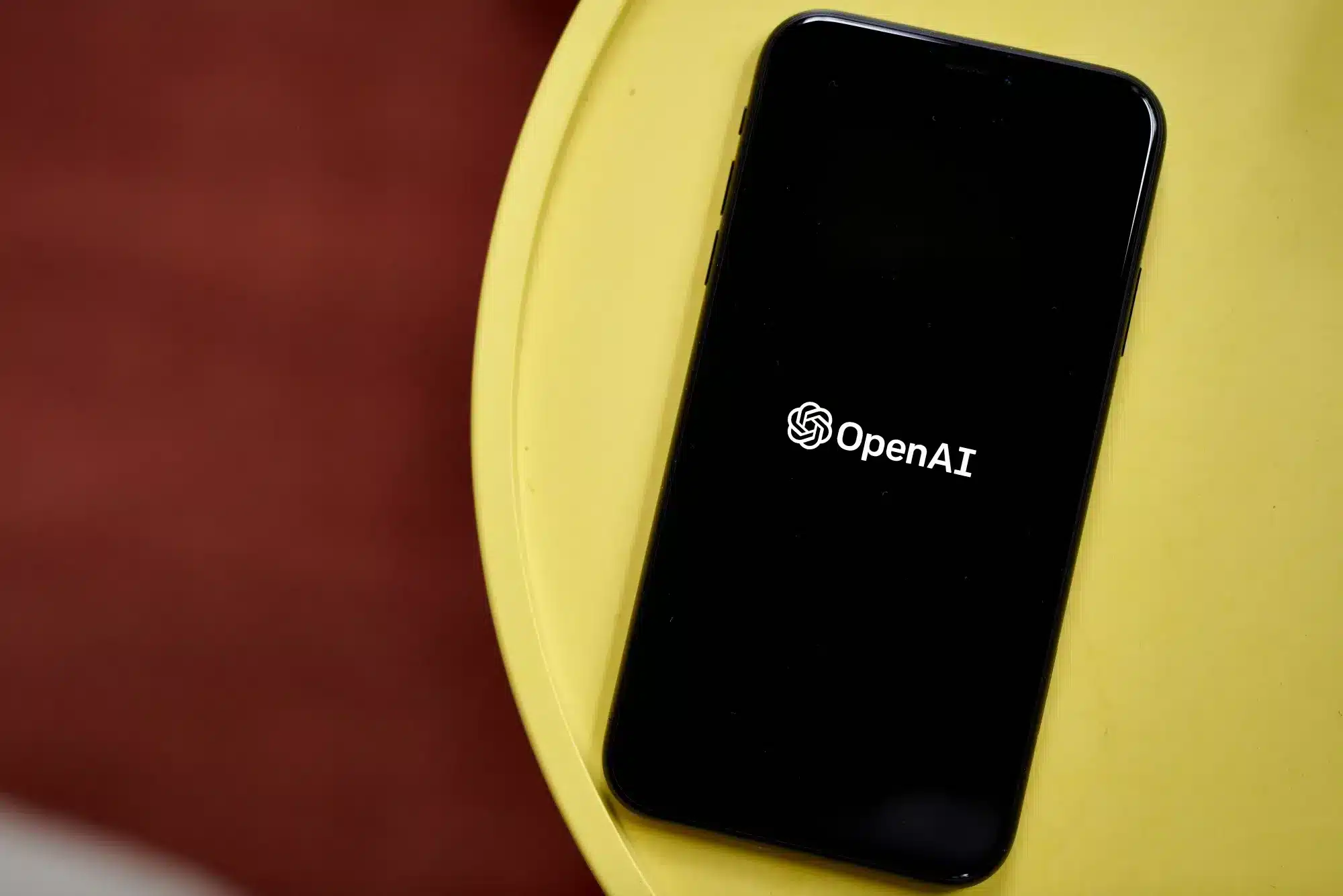 Dispositivo con logotipo de OpenAI