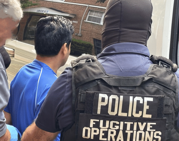 Agente de ICE deteniendo a individuo