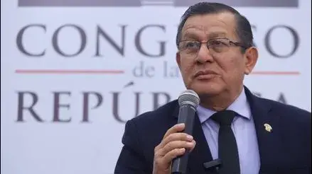 Eduardo Salhuana en conferencia de prensa en el Congreso