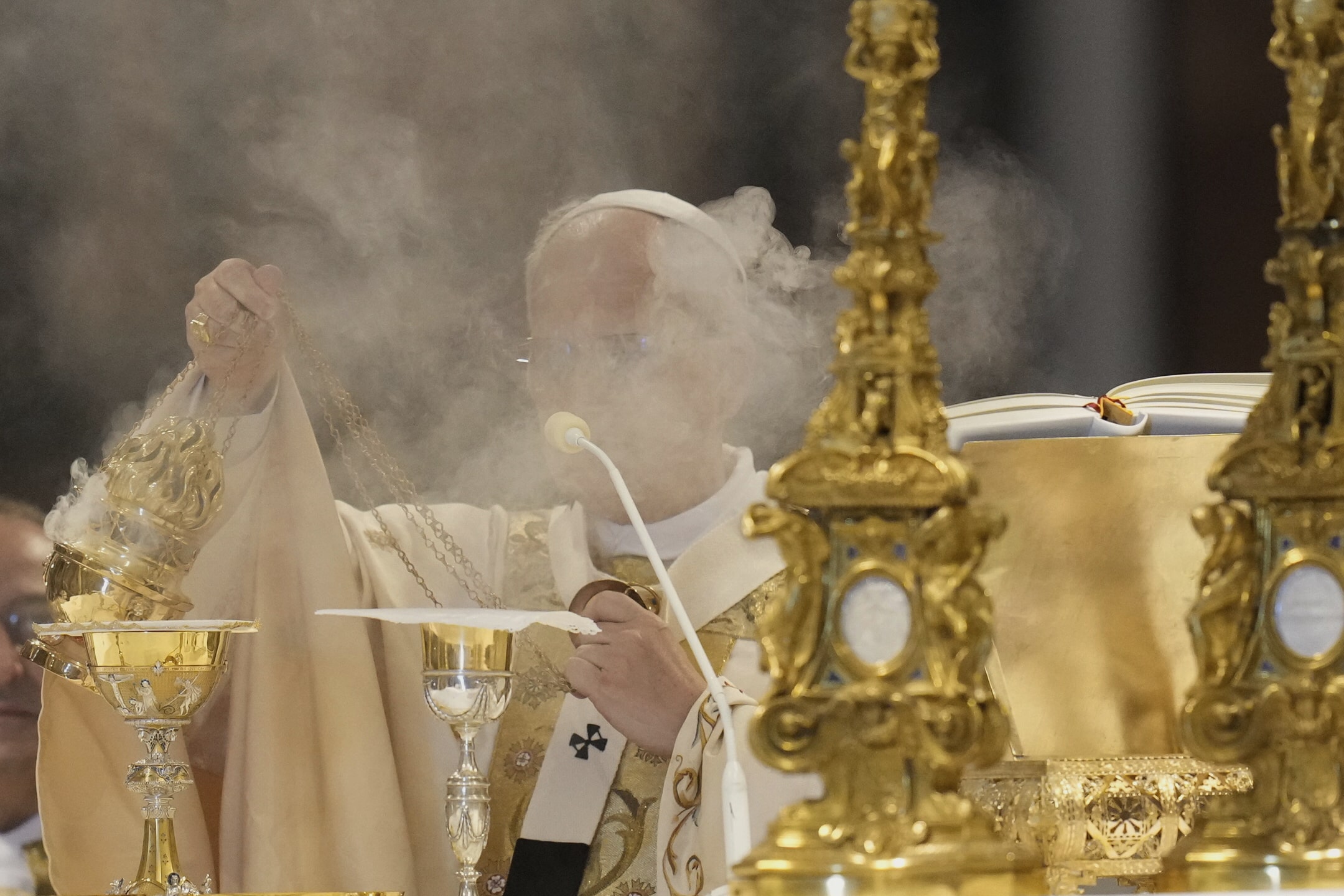Ceremonia con incensario en basílica romana
