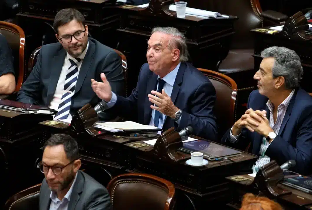 Diputados en debate activo