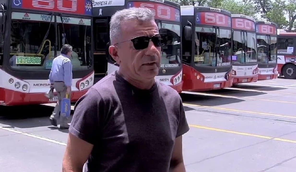 Marcelo Pasciuto habla frente a autobuses de la línea 60