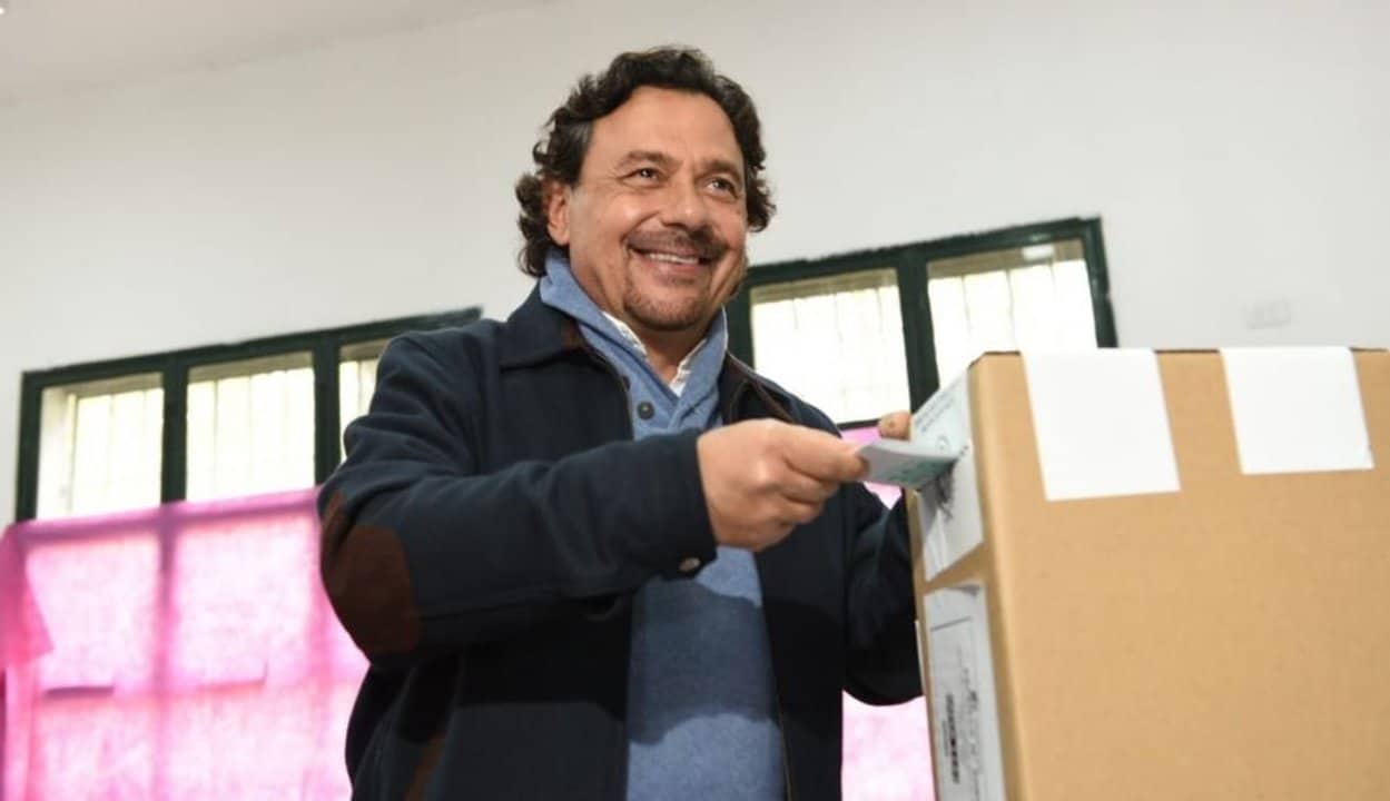 Gustavo Sáenz ejerciendo su voto