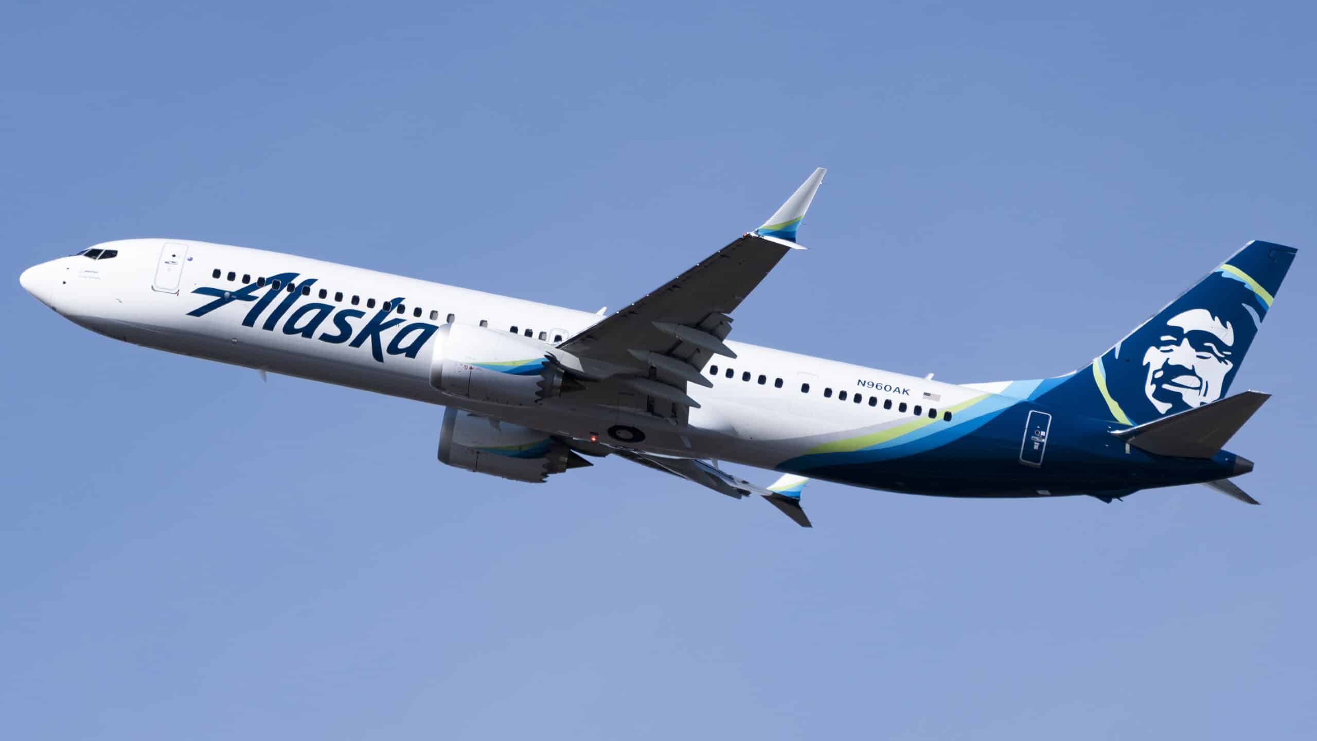 Boeing 737 MAX de Alaska Airlines en vuelo