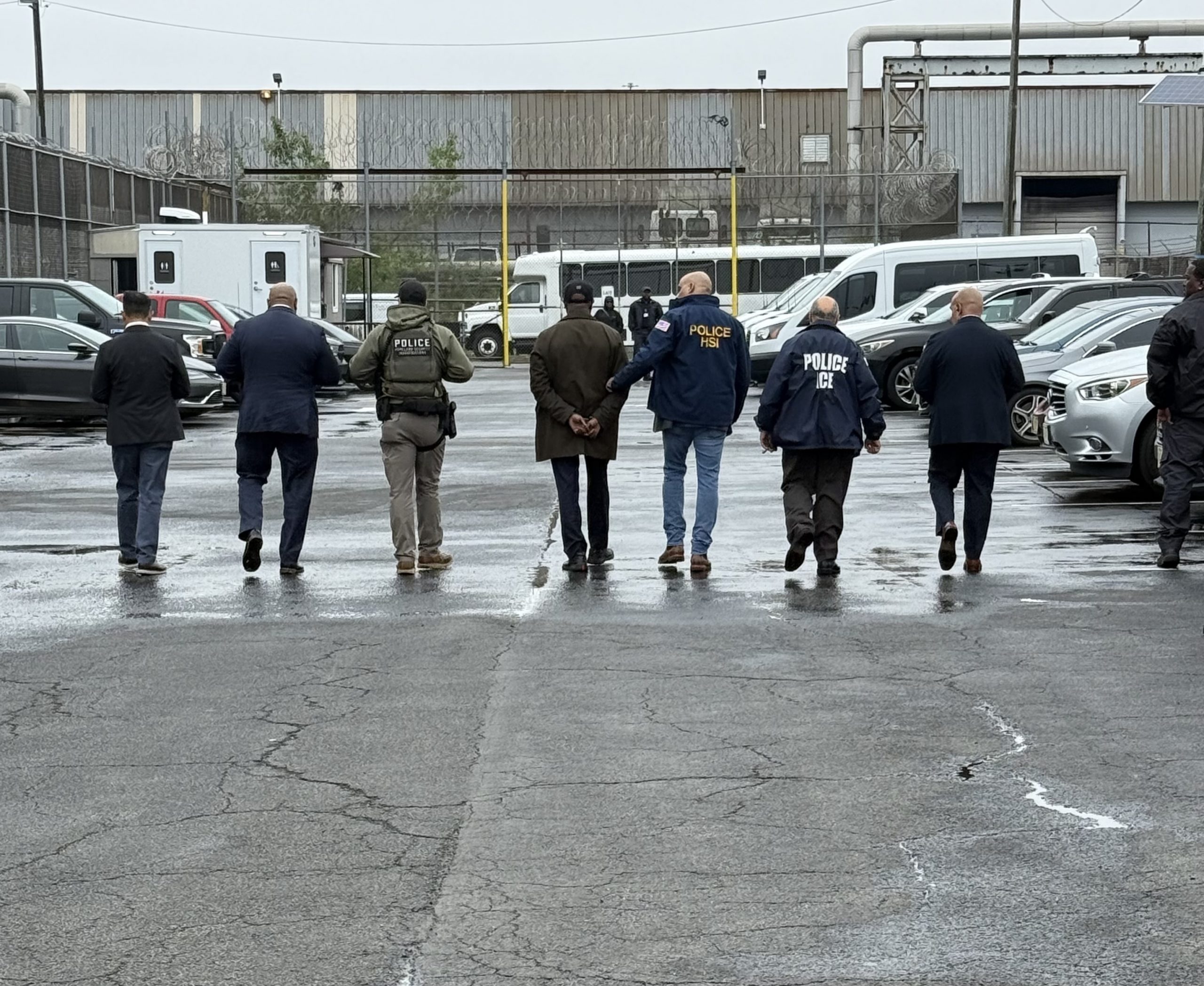 Confusión durante arresto en estacionamiento de ICE