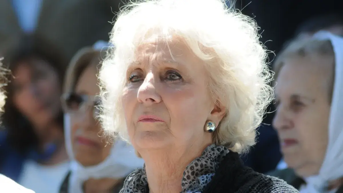 Estela de Carlotto en acto público con expresión seria