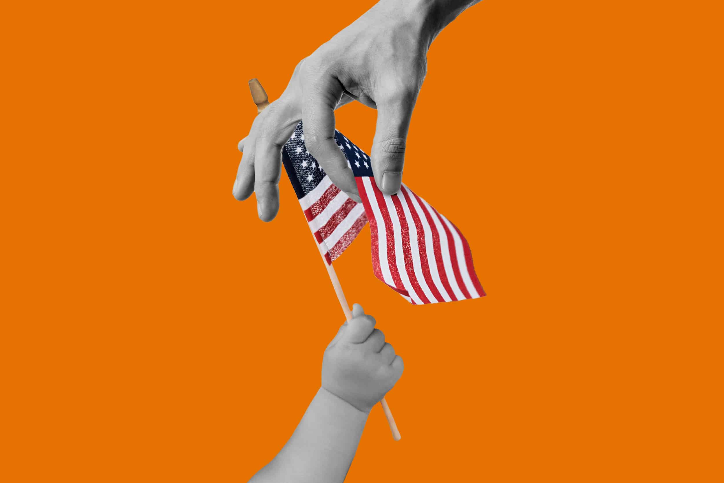 Manos sosteniendo banderas estadounidenses con un ni&ntilde;o