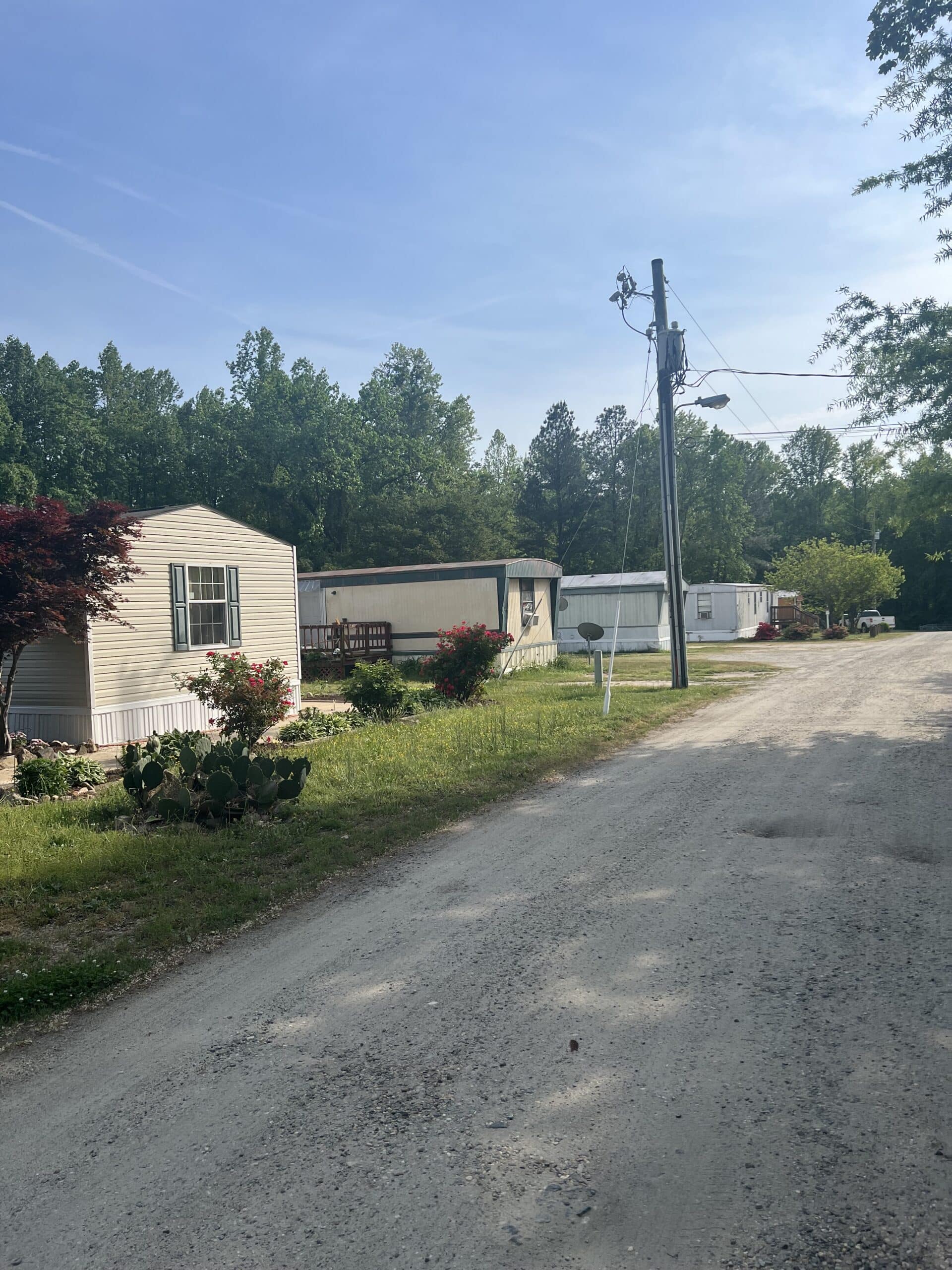 Calle principal del parque de casas m&oacute;viles Li'l Abner