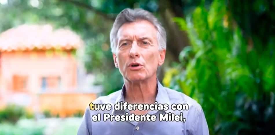 Hombre hablando frente a c&aacute;mara con texto sobre diferencias pol&iacute;ticas