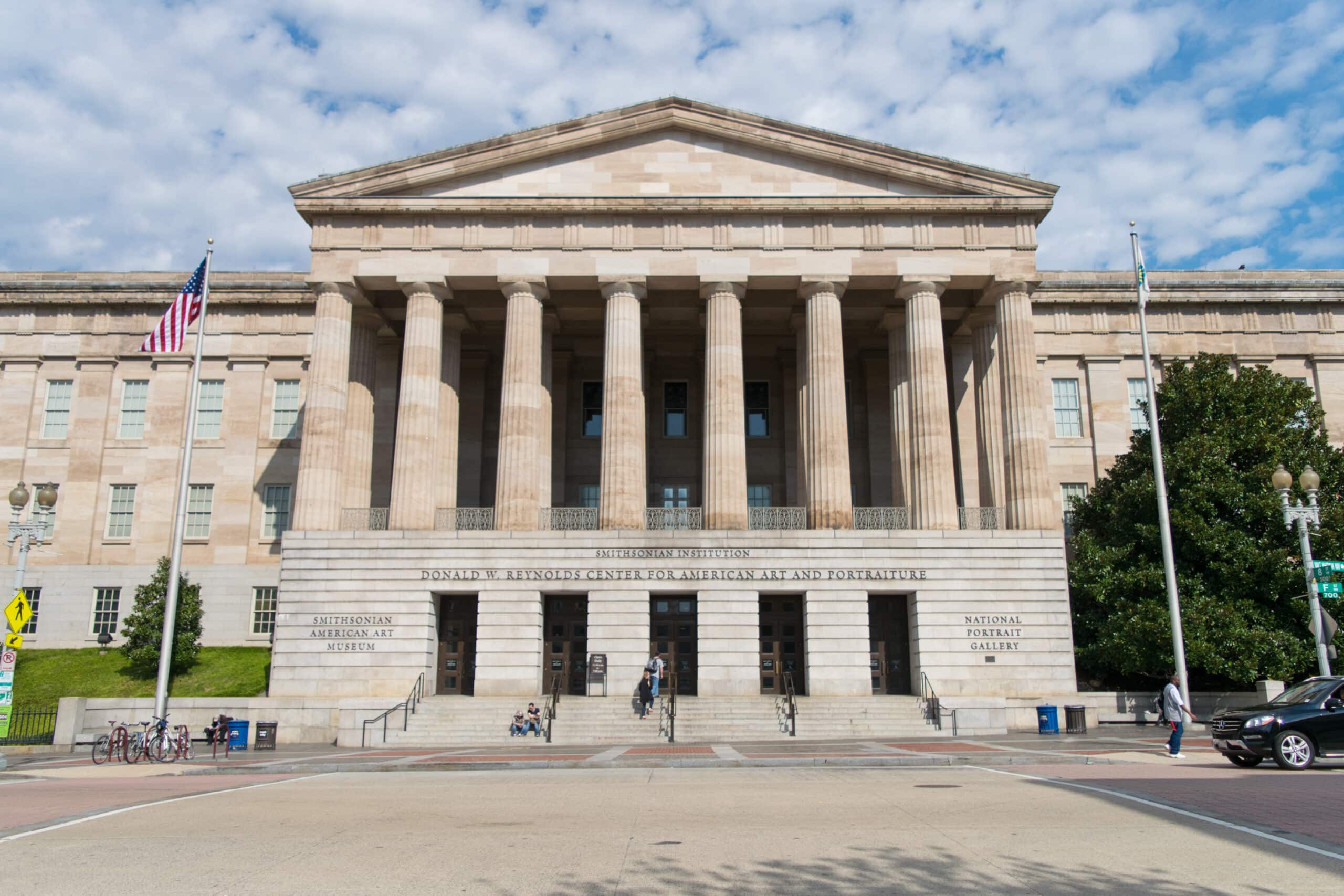 Fachada del Smithsonian National Portrait Gallery con bandera estadounidense