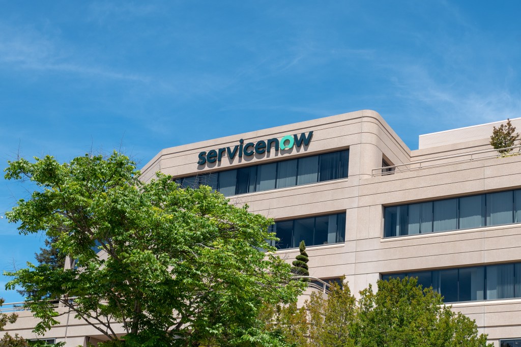 Edificio de ServiceNow con su logotipo visible