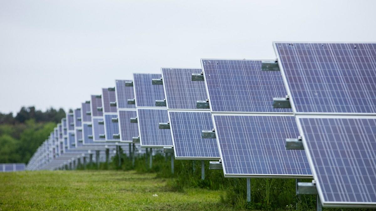 Campo solar con paneles alineados