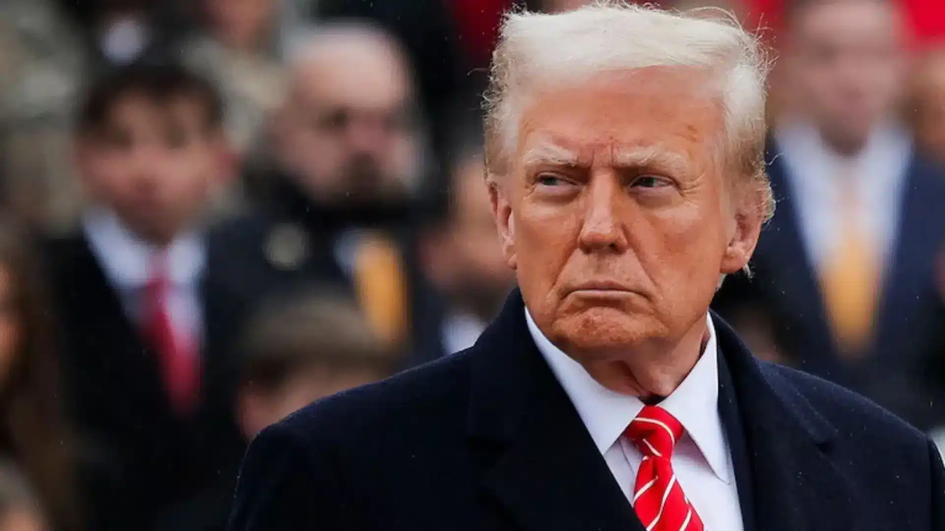 Oficial de DHS explicando el programa de retorno voluntario