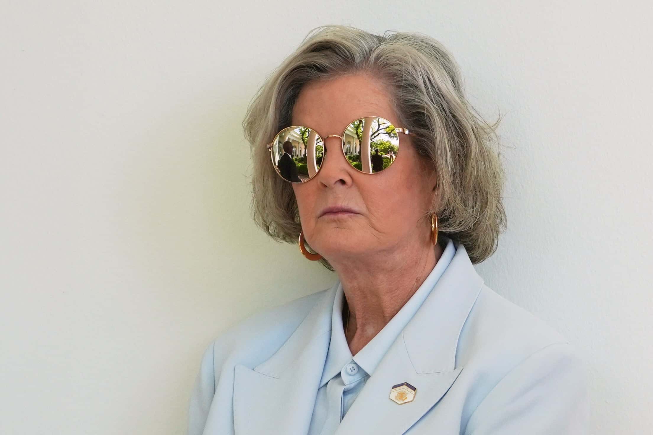 Susie Wiles con gafas de sol en entorno oficial