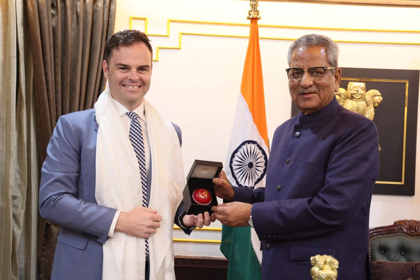 Encuentro diplomático entre funcionarios