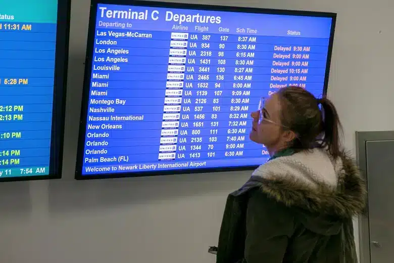 Tablero de vuelos con retrasos masivos