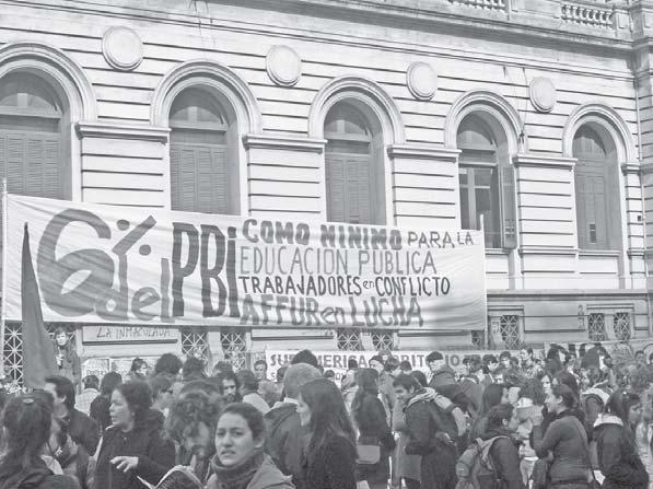Protesta social con carteles de reclamos