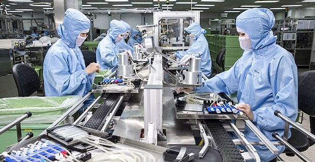 Trabajadores en planta manufacturera