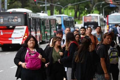 Pasajeros esperando transporte público