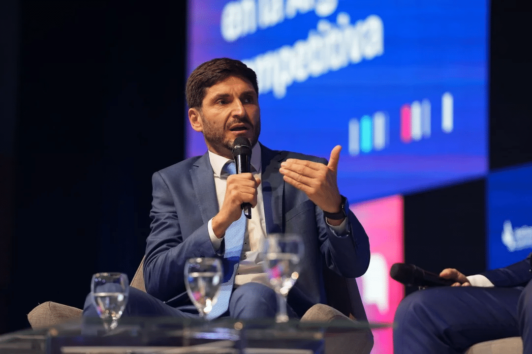 Pullaro exponiendo en el panel del Summit