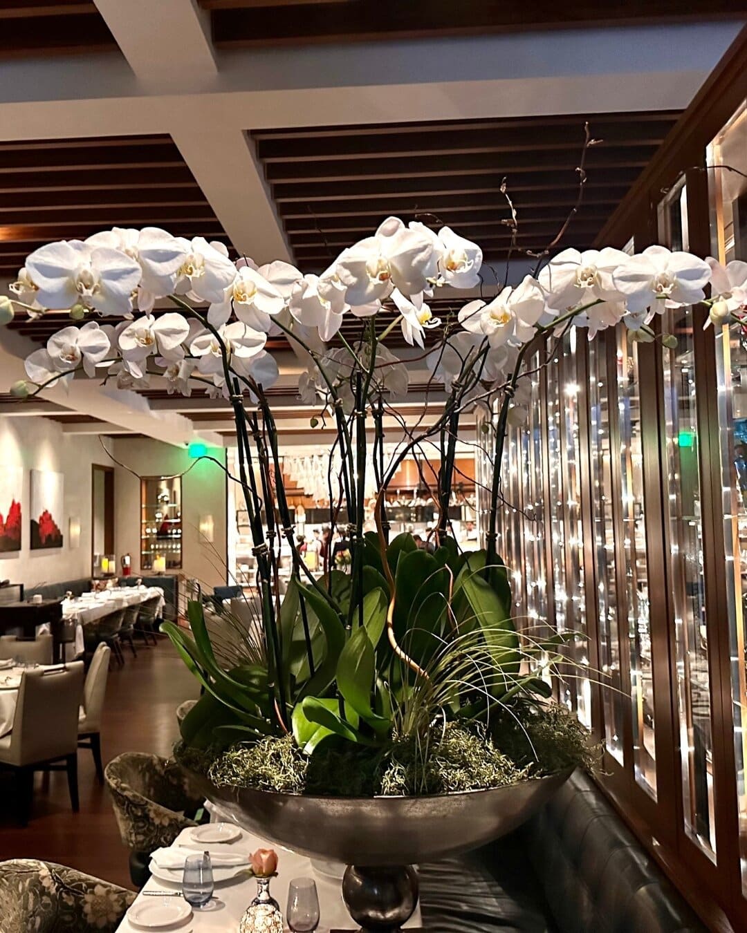 Interior con decoración de orquídeas en Fiola