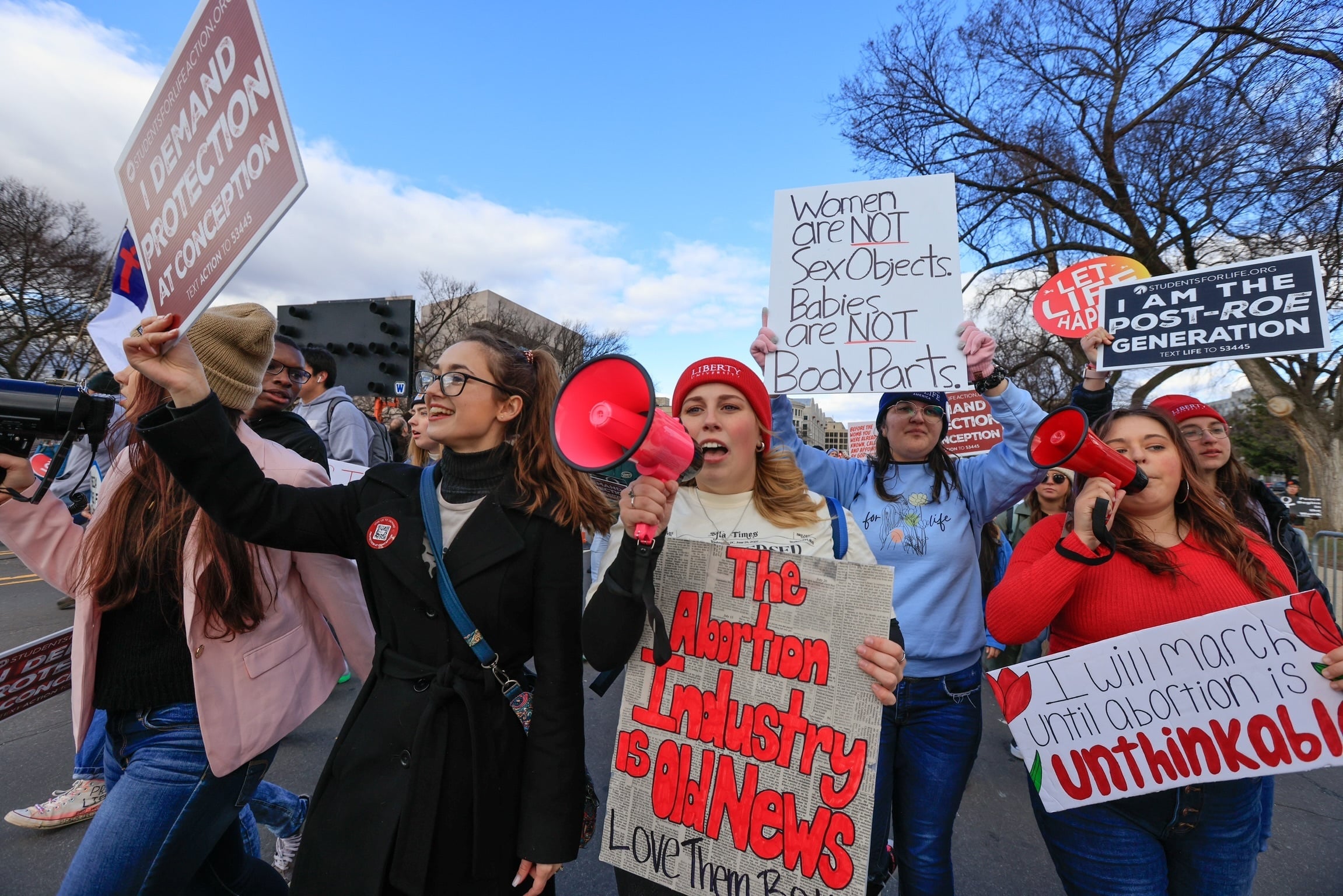 Manifestantes antiaborto con carteles en Washington D.C.