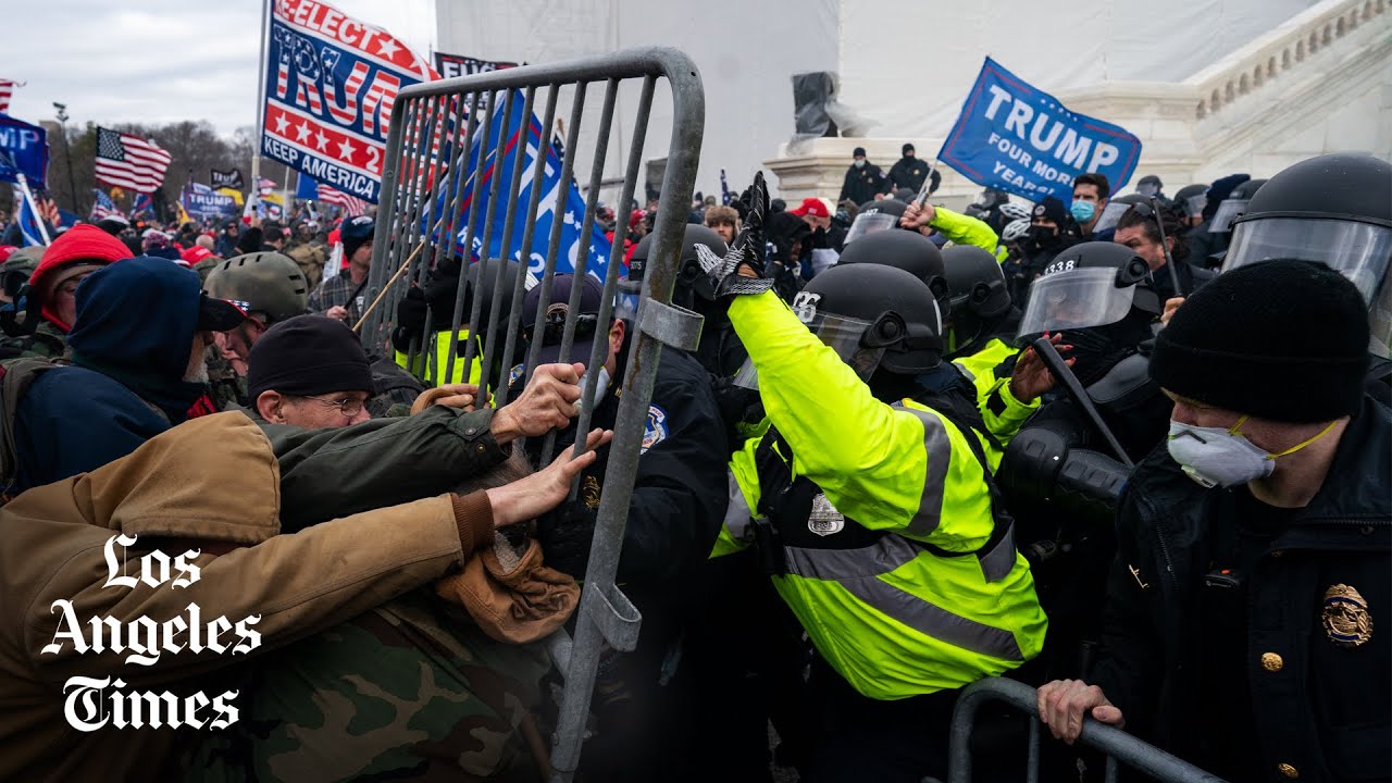 Enfrentamiento entre manifestantes y policías frente al Capitolio