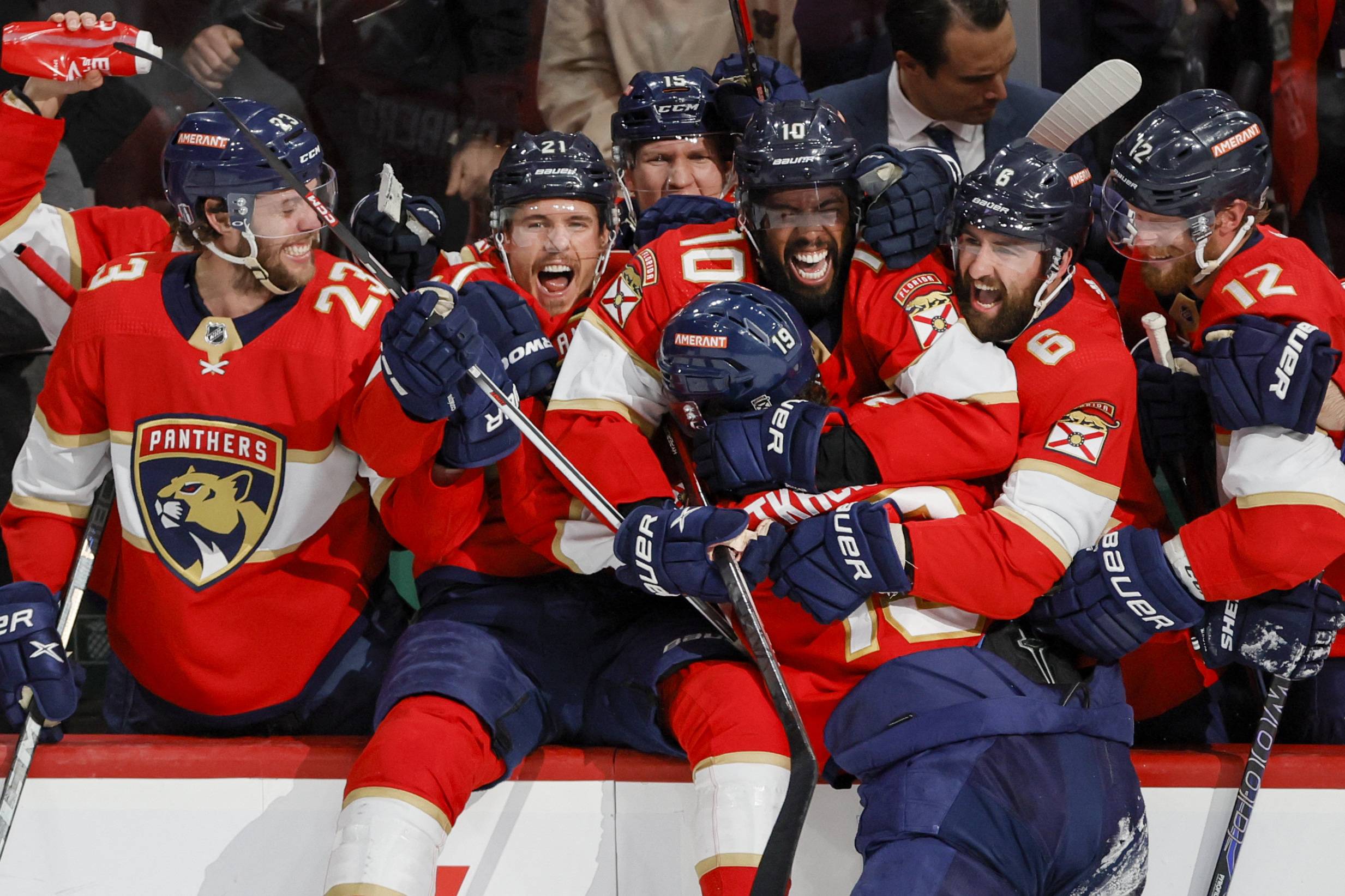 Jugadores de Florida Panthers celebrando victoria