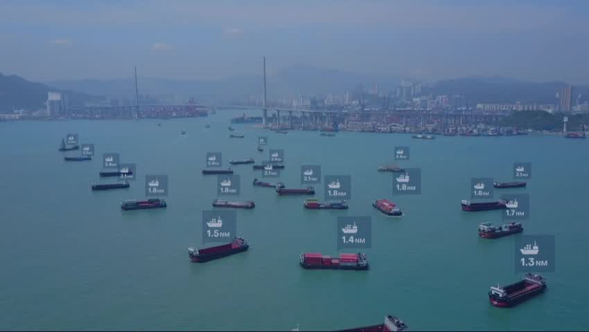 Vista a&eacute;rea de puerto con barcos equipados con tecnolog&iacute;a Orca AI