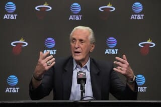 Pat Riley en conferencia de prensa