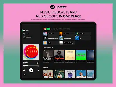 Interfaz de Spotify integrando música, podcasts y audiolibros