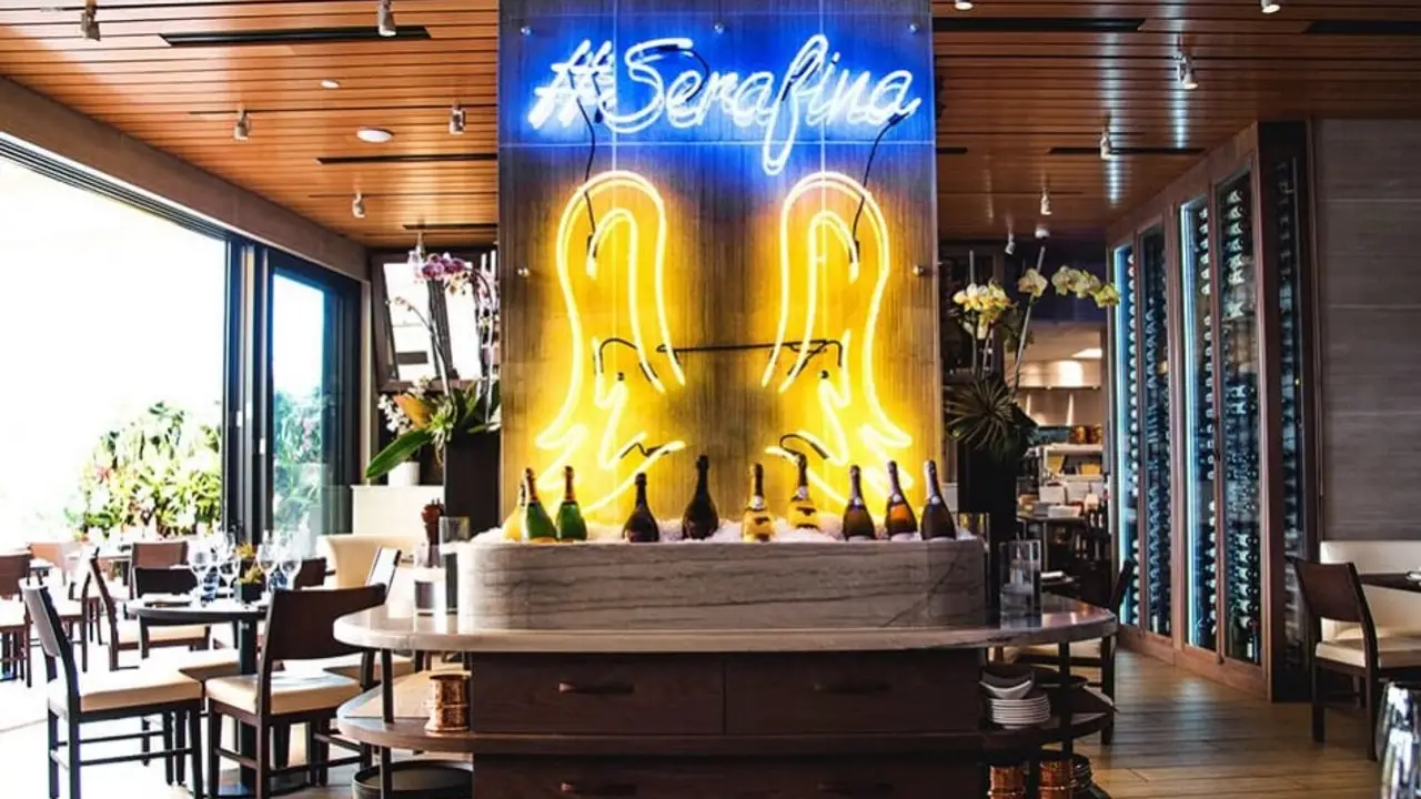 Bar de mármol con iluminación neón #Serafina y decoración botánica