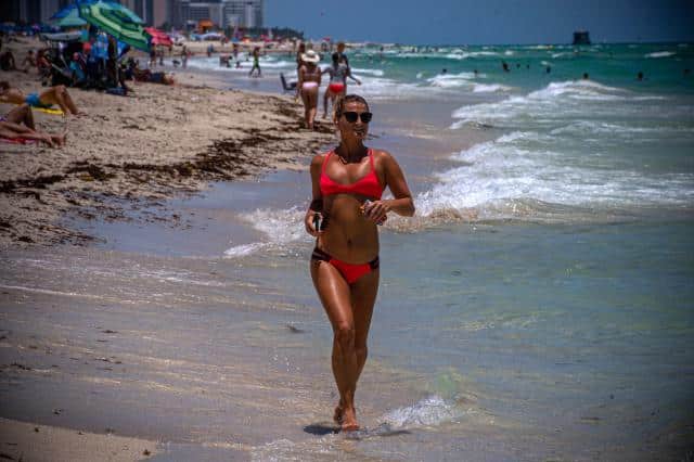 Personas disfrutando de la playa bajo el sol de Miami