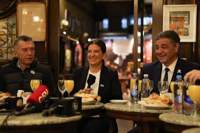 Reunión política en café porteño