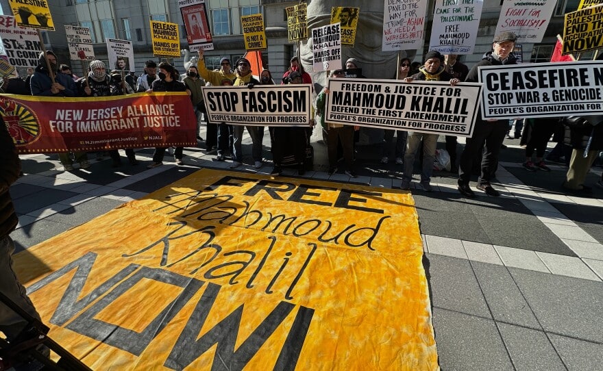 Protesta con carteles de justicia migratoria