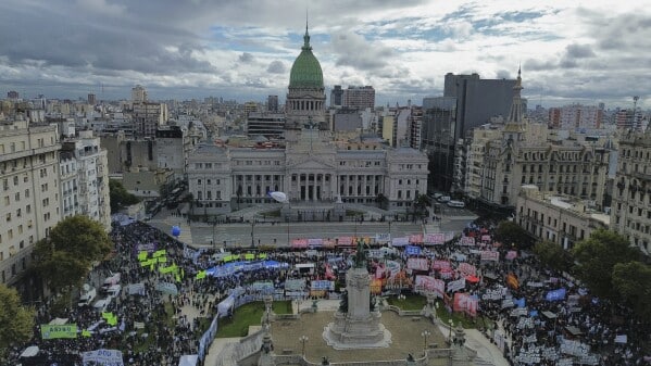 Vista a&eacute;rea de multitud en Plaza del Congreso