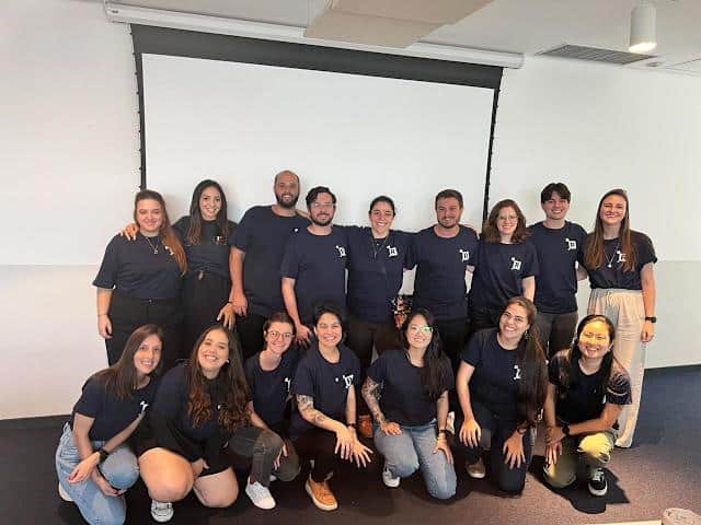 Equipo t&eacute;cnico colaborando en proyecto de IA